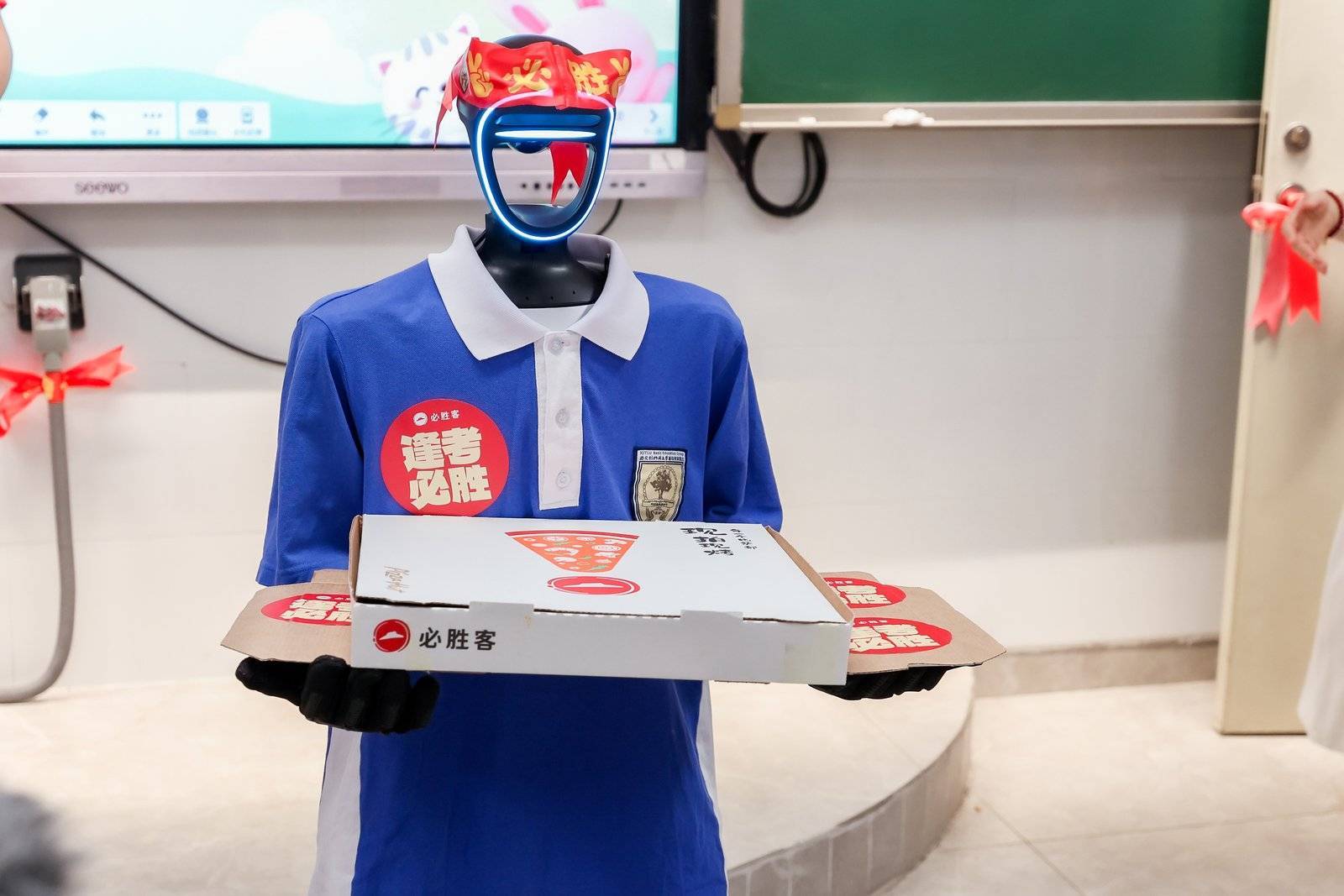 校长携机器人“学长“送比萨，祝福高考生”逢考必胜“