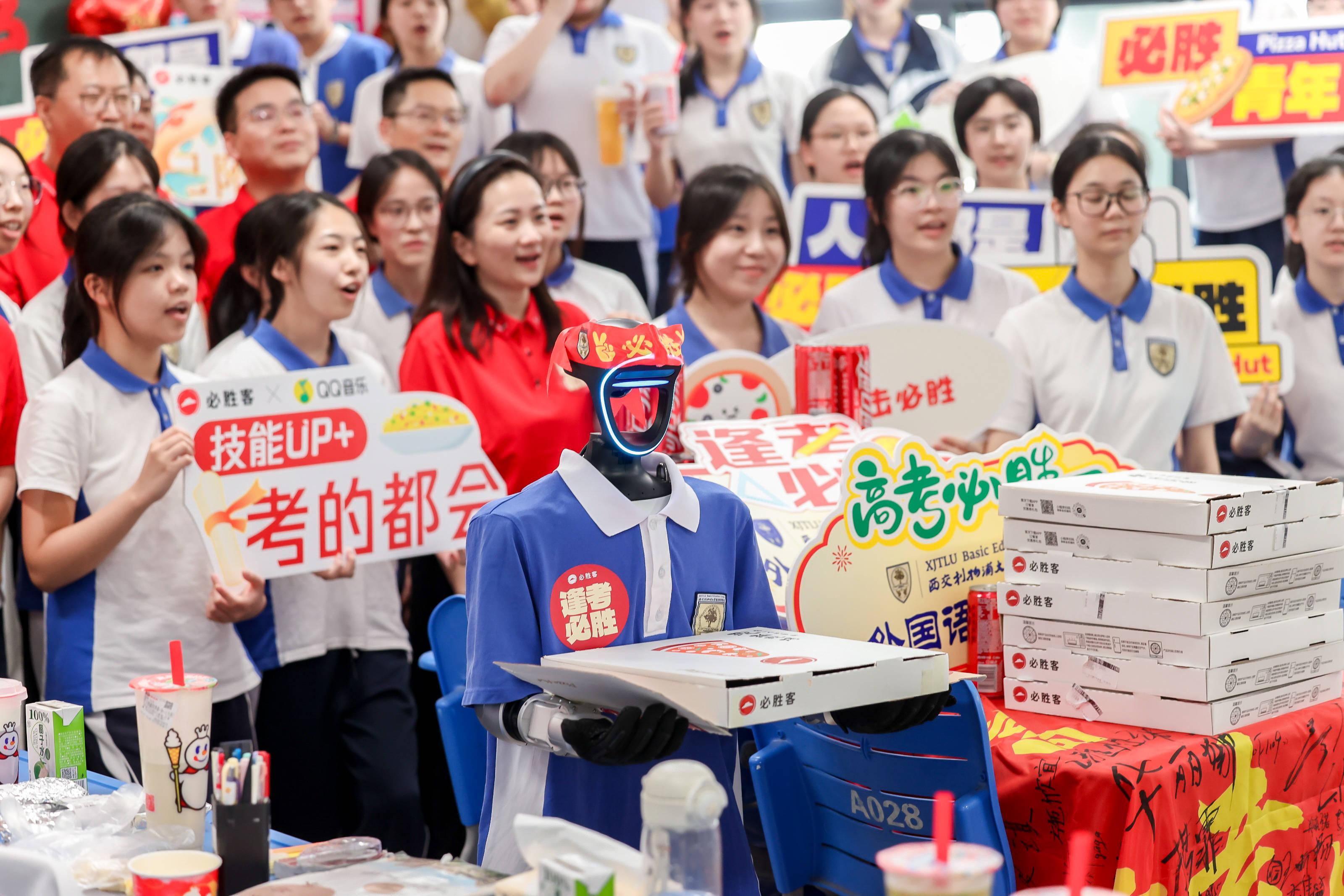 校长携机器人“学长“送比萨，祝福高考生”逢考必胜“